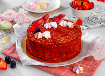 Торт «Красный бархат» (классический вариант) - бисквит насыщенного бордового цвета с добавлением какао и шоколада,крем Йогуртовый,компоте из клубники,декорирован безе и глазурью.