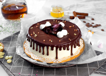Торт «Птичье молоко»-нежное суфле с добавлениемсгущенного молока,покрыт шоколадным гляссажем и оформлен шоколадным декором.