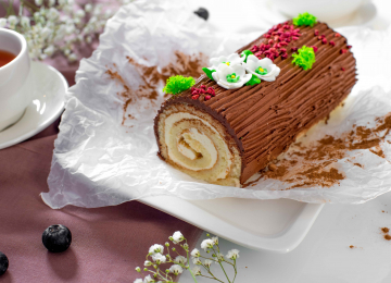 Торт «Сказка»-ванильный бисквит,швейцарская меренга,пропитан сиропом с коньяком,шоколадная паста.
