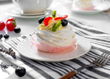 Десерт Павлова со свежими ягодами 90г(безе,крем сливочный,кусочки фруктов)
